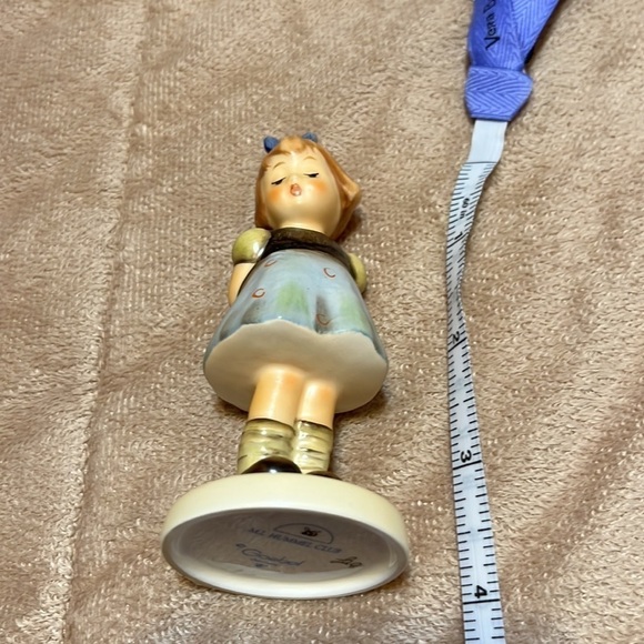 Goebel Hummel collector Club in box “Two Hands, One Treat” #493 Figurine - Picture 8 of 11